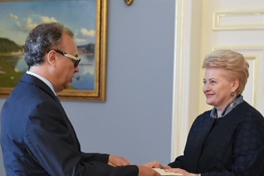 Apie prezidentę juokavęs diplomatas vėl tapo ambasadoriumi