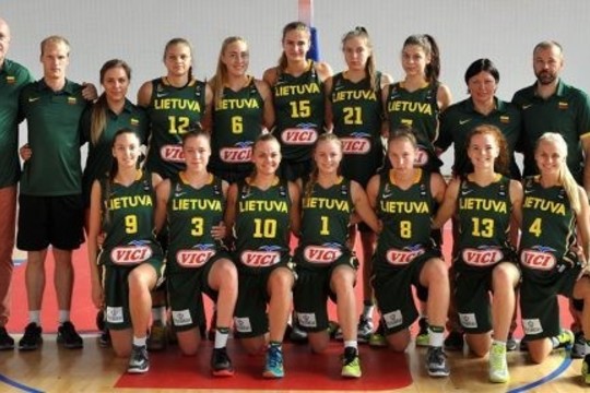 Lietuvės šluoja nuo savo kelio varžoves