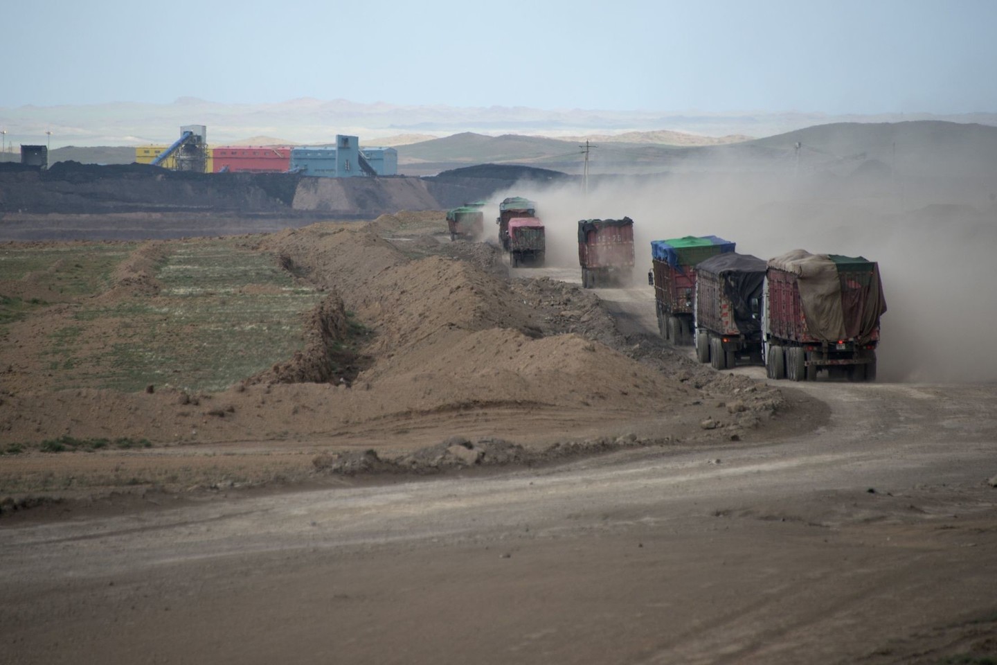 Mongolijos dykvietės sunkiai pritaikomos gyvenimui, bet puikiai tinka naudingųjų iškasenų pramonei.<br>AFP/Scanpix nuotr.