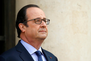 F. Hollande'o kirpėjui mokama po 10 000 eurų per mėnesį