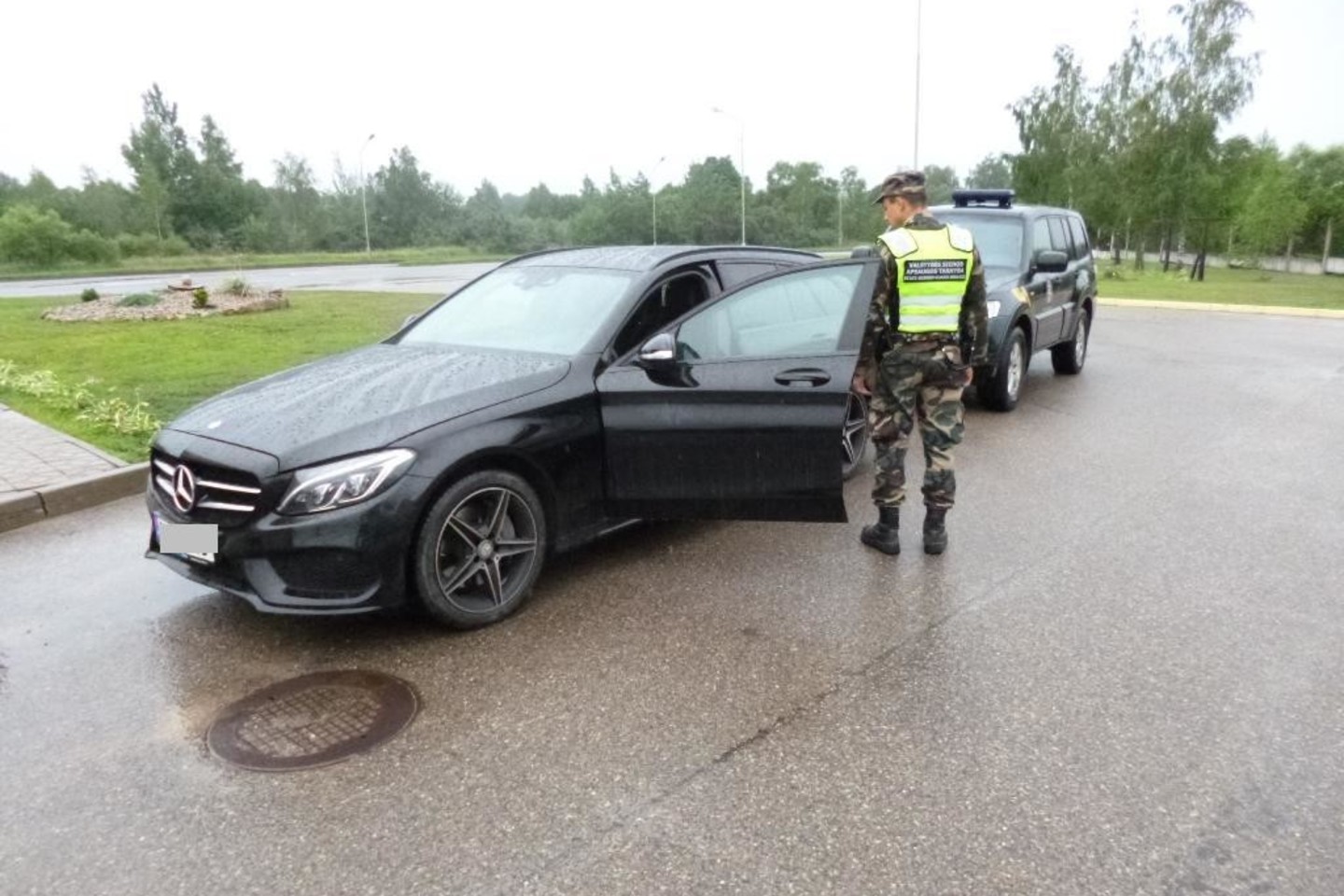 Norvegijos pilietį pasieniečiai po apklausos uždarė į areštinę, o „Mercedes- Benz“ saugomas Kalvarijos užkardoje.