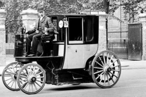 Kas nutiko prieš 100 metų, kai elektromobilis varžėsi su benzinu