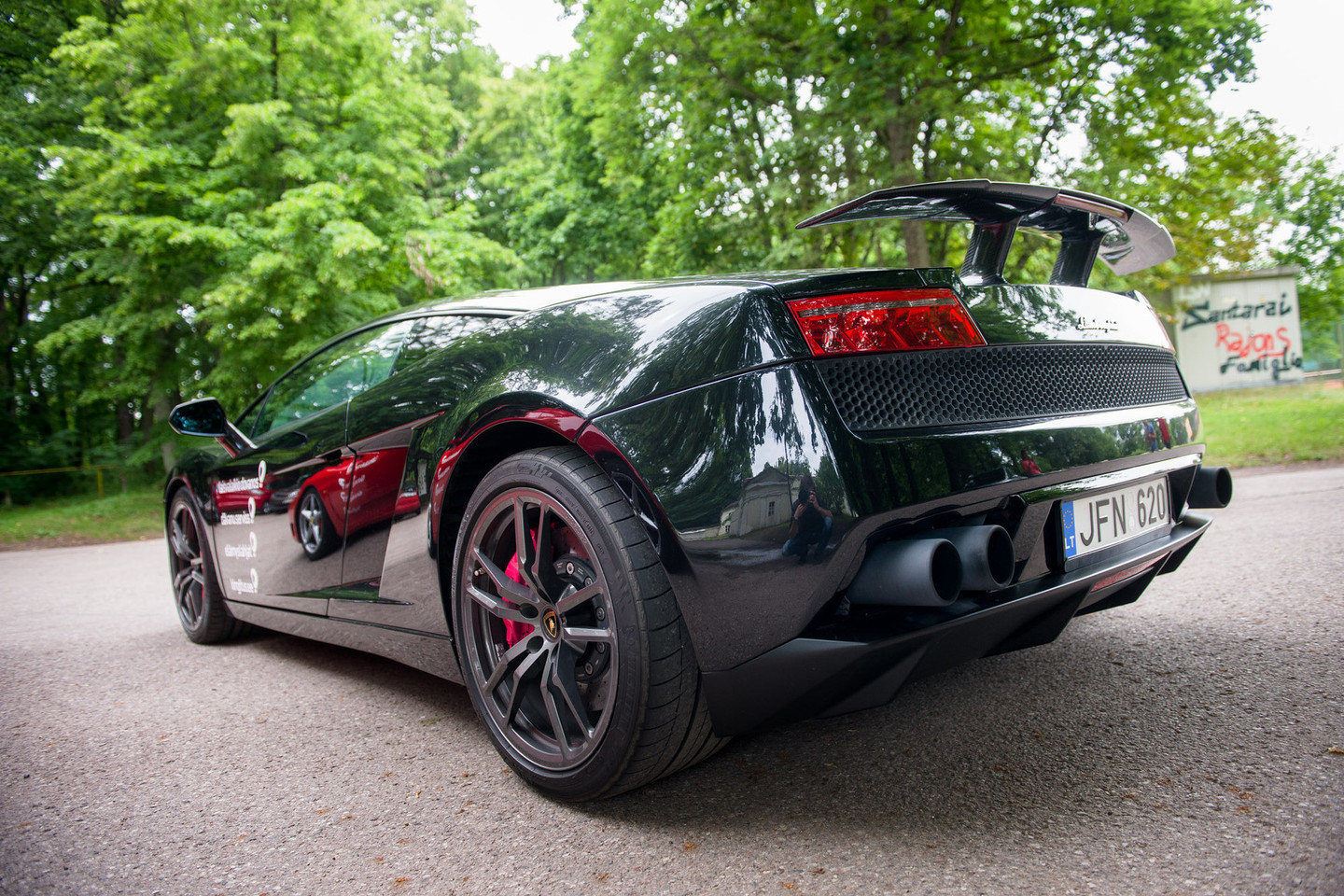 „Lamborghini Gallardo“ ir „Ferrari 360 Spider“ – skirtingų charakterių superautomobiliai, bet nė vienas iš jų nelieka nepastebėtas.<br>J.Stacevičiaus nuotr.