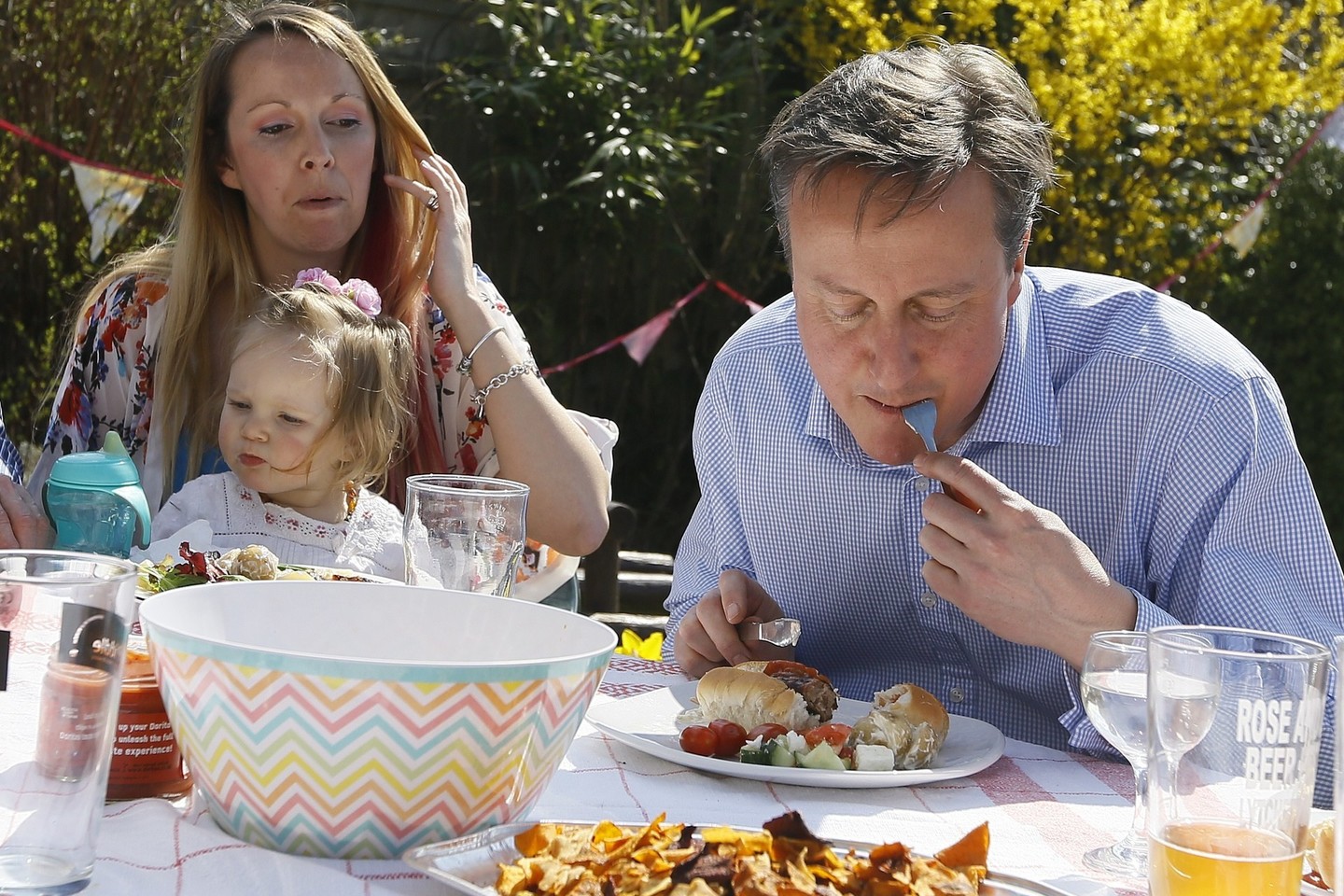D.Cameronas buvo pavadintas snobu dėl dešrainio valgymo peiliu ir šakute.<br>AFP/“Scanpix“ nuotr.