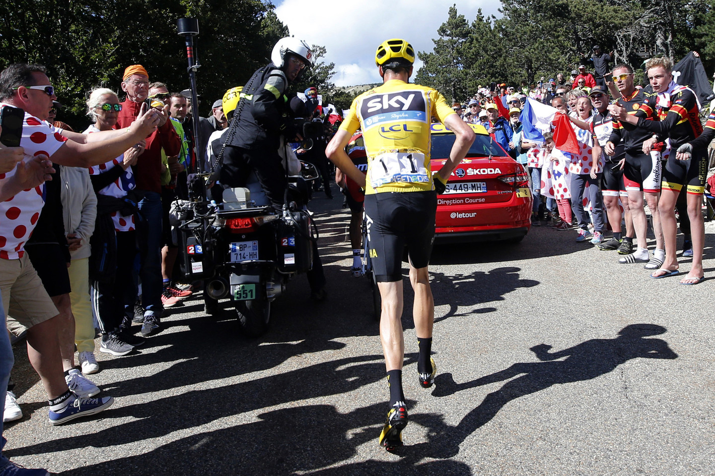 Ch.Froome'as lenktyniavo bėgdamas trasa – jo dviratis sulūžo po incidento su motociklu.