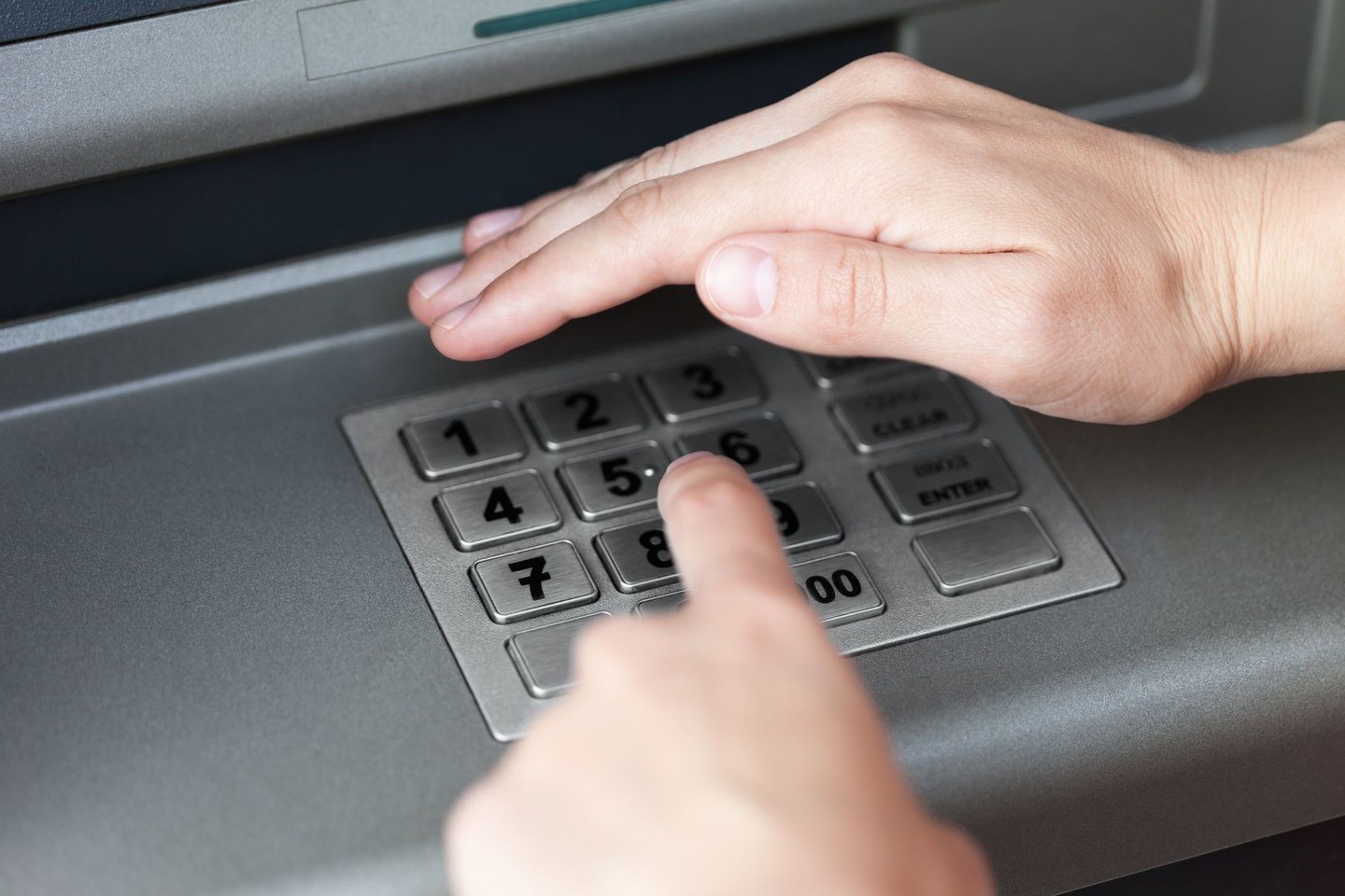 Bankomatui sugedus, Kęstutis iš karto paskambino nurodytu pagalbos numeriu ir paaiškino situaciją atsiliepusiai konsultantei. Ši vyro paklausė, kokią sumą jis įnešė.