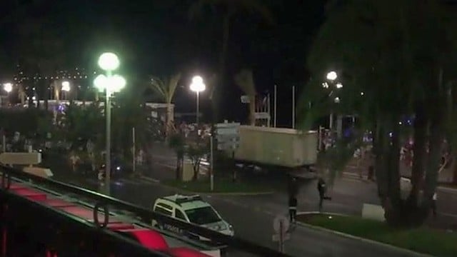 Užfiksuotas momentas, kai į minią Nicoje rėžėsi sunkvežimis