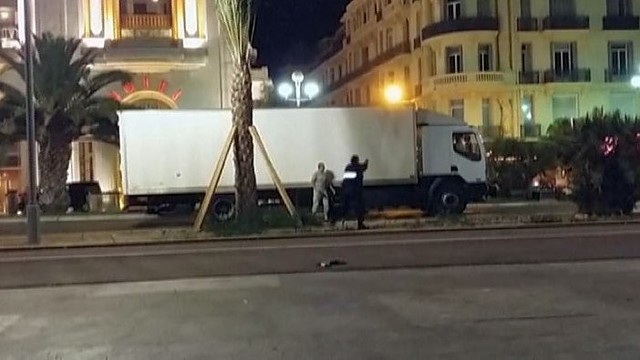 Paviešintas įrašas, kuriame pareigūnai pašauna teroristą Nicoje