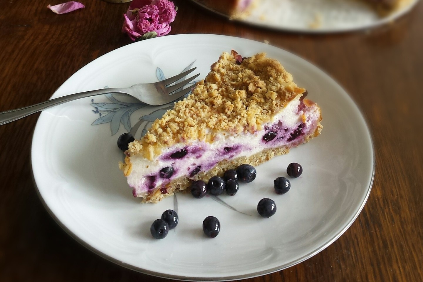 Mėlynių pyragas su traškiu viršumi.<br>Nuotr. iš „Žalia mėta“.