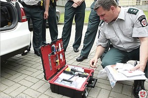 Policininkai apsiginkluos įrankiais