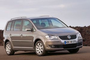 „Volkswagen“ atšaukia dalį senesnių „Touran“