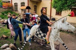 Išgirskite: debiutuoja spalvinga grupė „Netikėti svečiai“