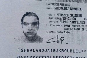 Ką žinome apie Nicoje išpuolį surengusį sunkvežimio vairuotoją?