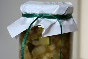 Cukinijų ir agurkų mišrainė žiemai pagal vokišką receptą