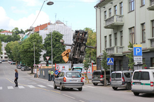 Kauno centre nuvirto kranas, kauniečiai pokštauja: transformeris