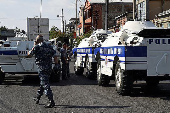 Neramumai Armėnijoje: užpulta policijos būstinė, paimti įkaitai