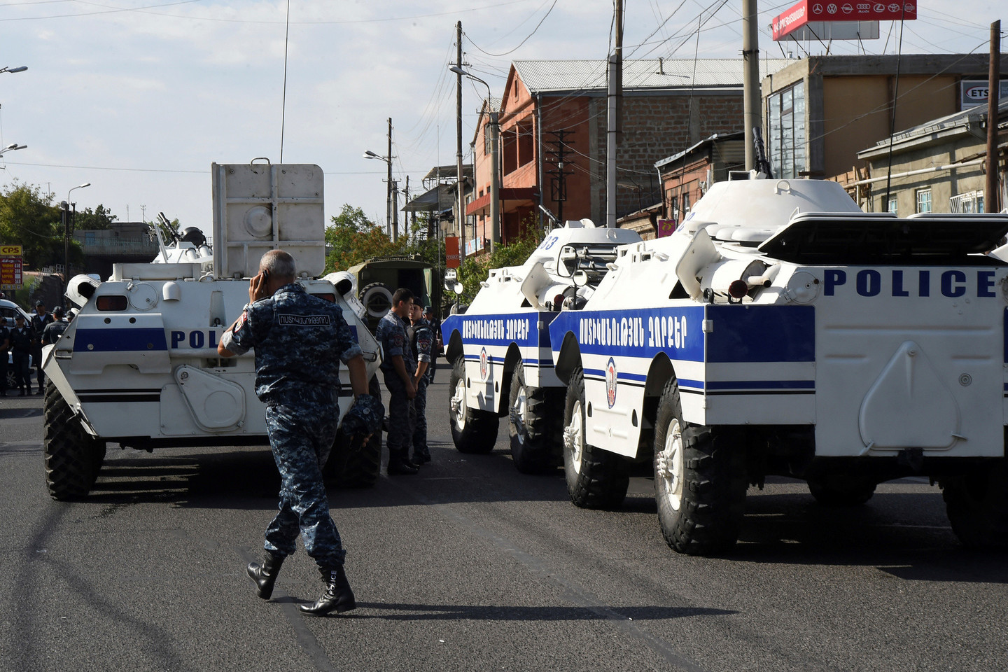 Policijos būstinėje paimti įkaitai, pareigūnai uždarė gatves.