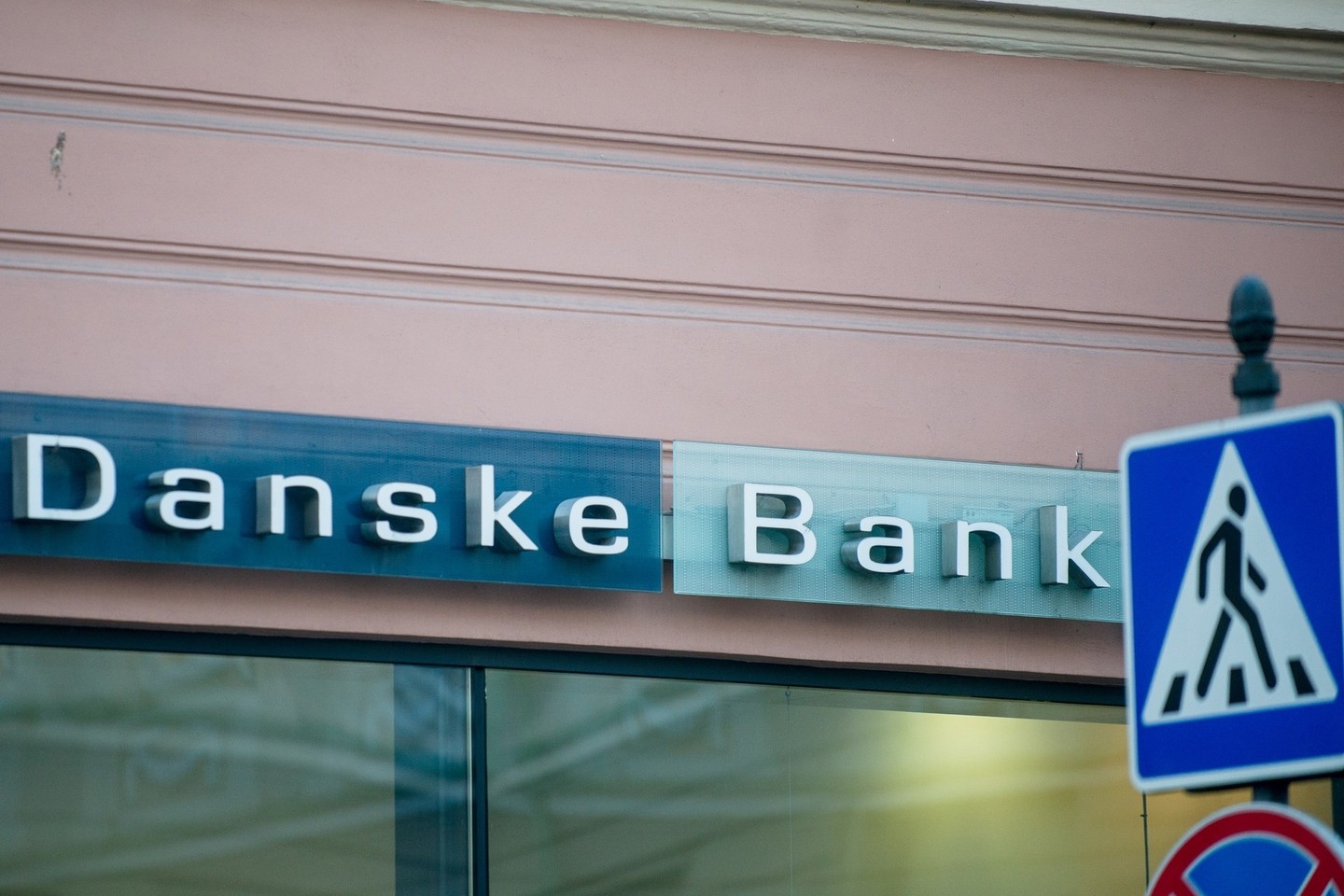 SEB ir „Danske bank“ paskelbė naujus paslaugų kainynus, kuriuose numatyti solidūs mokesčiai už įmonių bankuose laikomų didelių pinigų sumų administravimą.