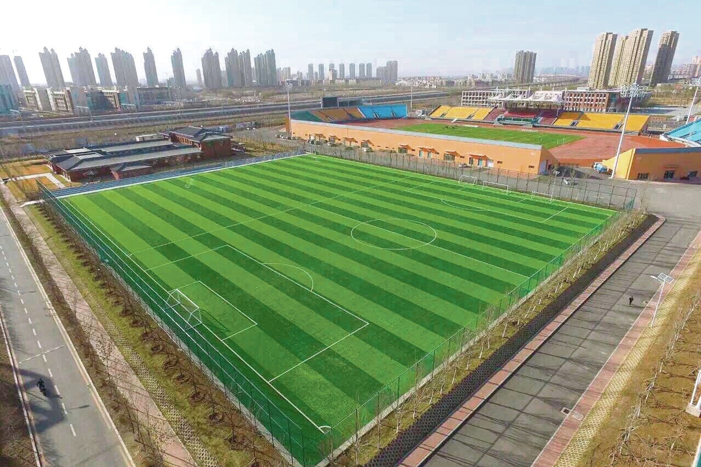Kinijos trečios lygos klubai žaidžia stadionuose, talpinančiuose bent 15 tūkst. aistruolių.