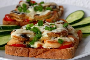 Karališkiems pusryčiams – karšti sumuštiniai su pievagrybiais