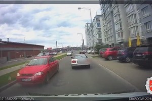 Girtas vairuotojas taranavo du policijos automobilius