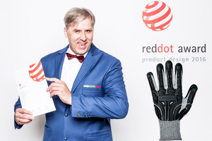 Lietuvio sukurta pirštinė leidžia pasijusti nepažeidžiamam