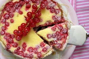 Vasariškai gaivus pyragas su raudonaisiais serbentais