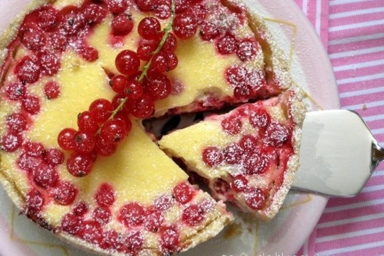 Vasariškai gaivus pyragas su raudonaisiais serbentais