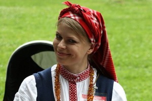 Bičių deive tapusi L. Sungailienė prisišaukė sparnuočių spiečių