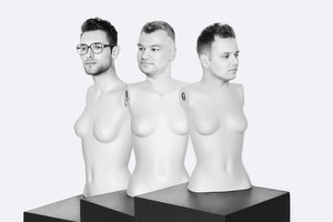 Akibrokštas: grupė „Husarai“ įsiamžino su moteriškomis krūtimis