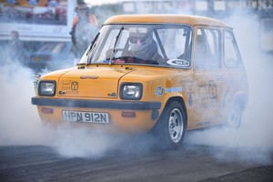 Juokinga britų mašina pagerino elektromobilių greičio rekordą