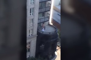 Dangoraižio gyventojai apstulbo pamatę sceną viešbučio balkone