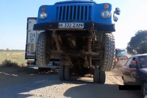 Rusijoje plinta beprotybė: perkrautus sunkvežimius stato piestu