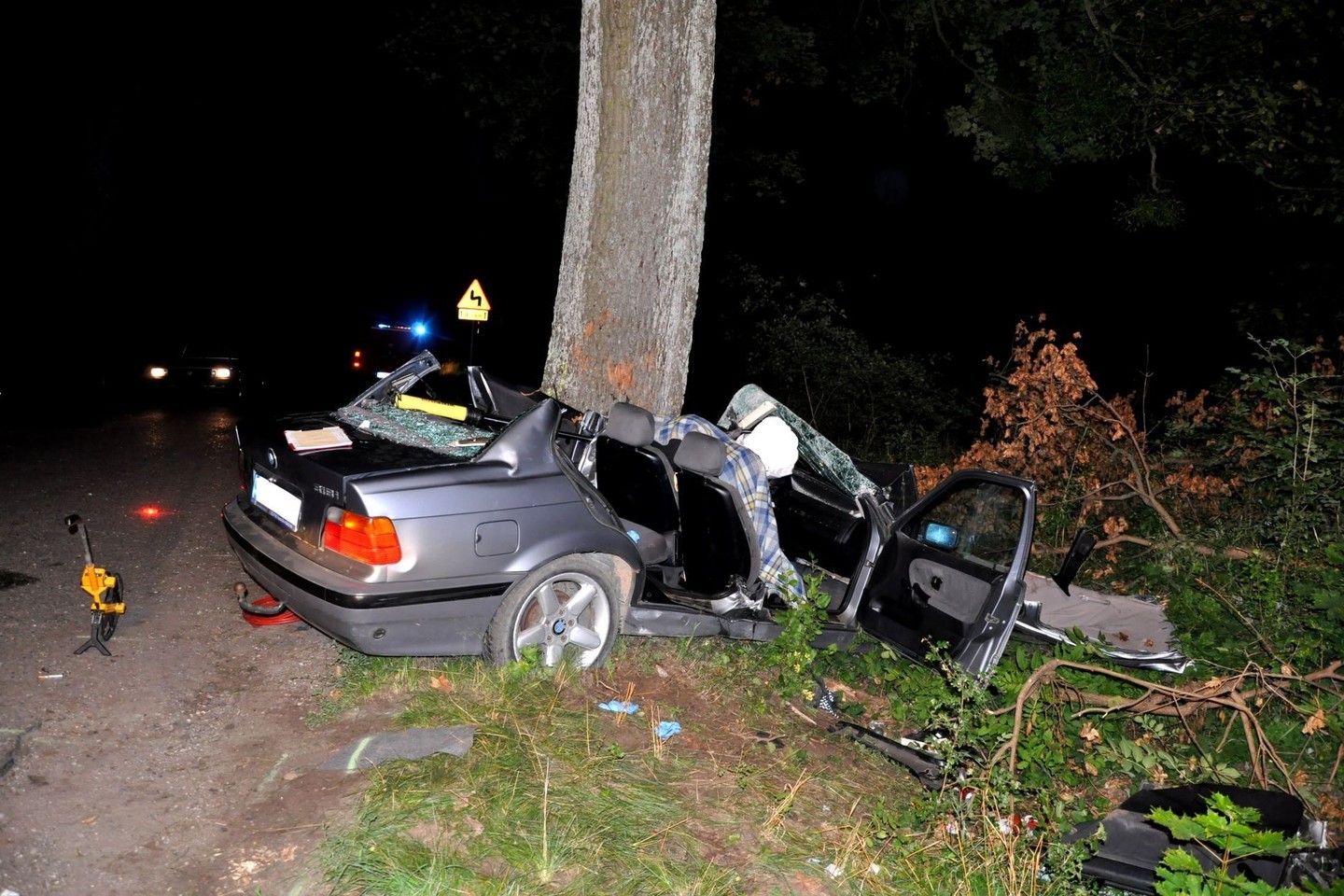 Vos spėjęs atsiimti vairuotojo pažymėjimą 18-metis lenkas žuvo su BMW atsitrenkęs į medį.<br>„Policja.gov.pl“ nuotr.