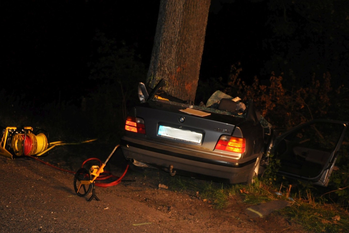 Vos spėjęs atsiimti vairuotojo pažymėjimą 18-metis lenkas žuvo su BMW atsitrenkęs į medį.<br>„Policja.gov.pl“ nuotr.