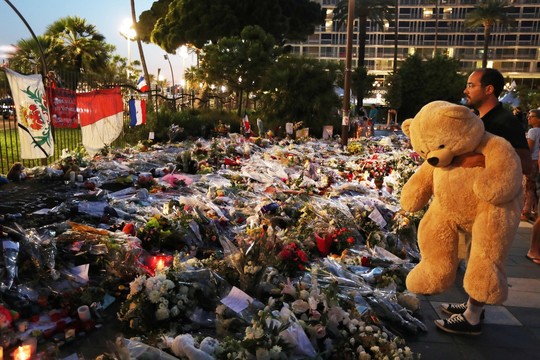 Beveik pusė visų Nicos atakos aukų – iš užsienio