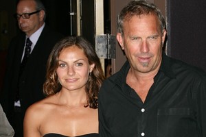 Aktorius Kevinas Costneris ištekino vyriausiąją dukterį