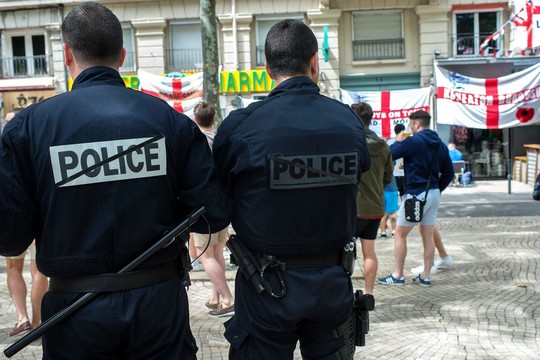 Policijos reidai po Nicos atakos: rastas automatas ir amunicija