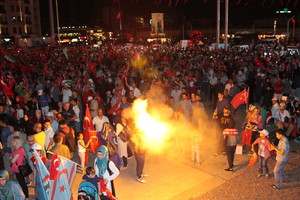 Naktis Stambule: nuo vienybės šventės iki fanatizmo