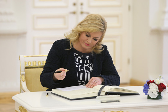 Seksualioji Kroatijos prezidentė Vilniuje puošėsi elegantiškai