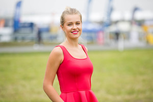 Sandra Šernė pardavinėja sukneles variklių gausmo fone