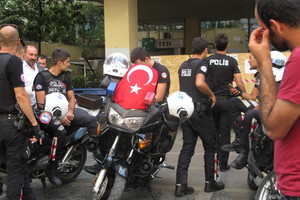 Nepaprasta padėtis Turkijoje: ginkluoti pareigūnai nesiterlioja