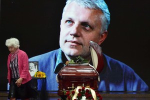 Ukrainoje šimtai atsisveikina su nužudytu žurnalistu P.Šeremetu