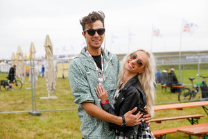 Lenktynėse dirbančią Kristiną Tarasevičiūtę glaudė mylimasis