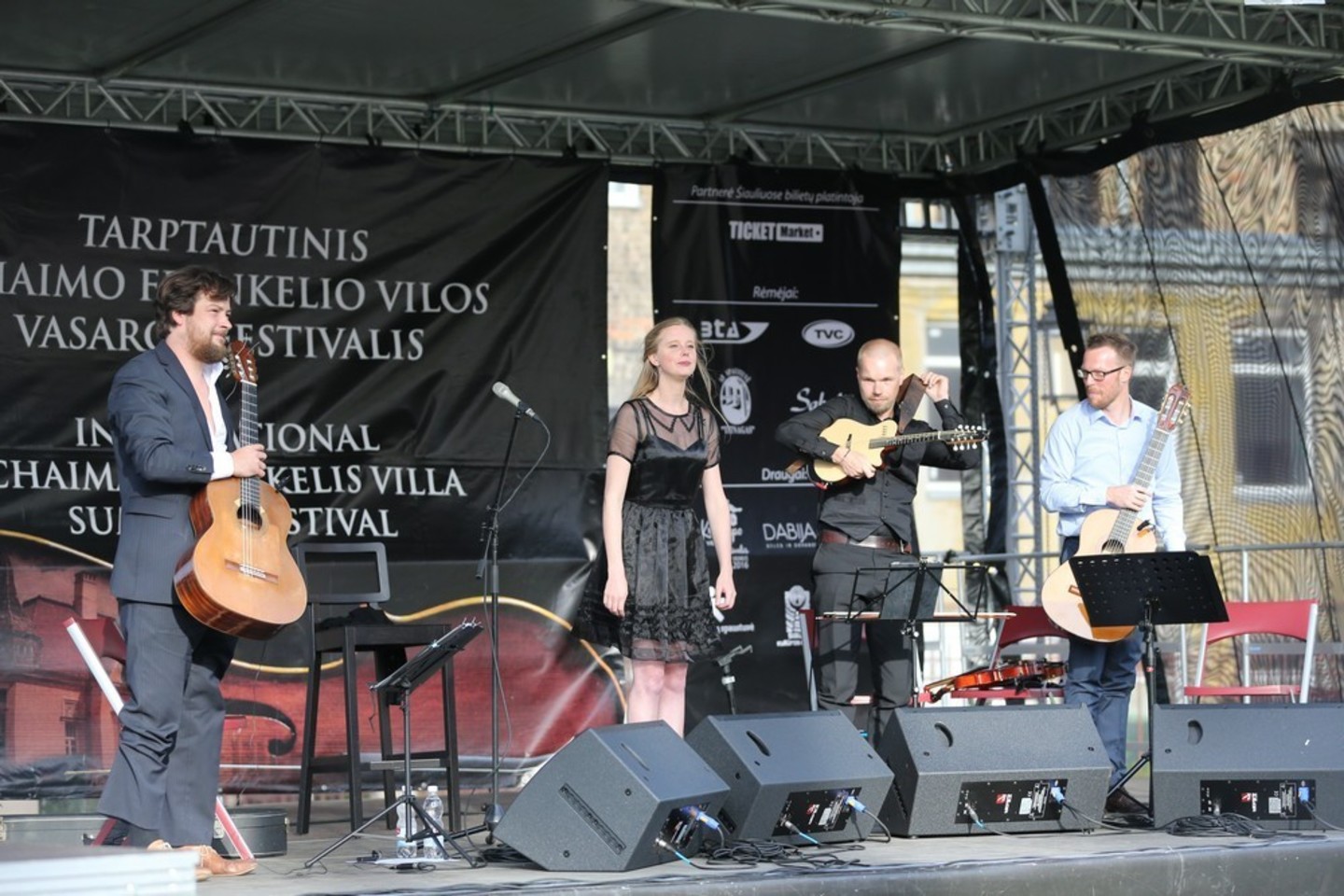 Gitaristas Ch.Ruebensas su kolegomis Ch.Frenkelio vilos vasaros festivalio publikai atliko programą „Kelias į Neapolį“.<br>E.Tamošiūno nuotr.