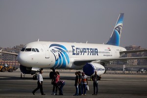 „EgyptAir“ lėktuvas veikiausiai užsiliepsnojo ir subyrėjo ore