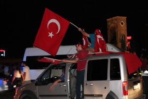 Stambule – euforija: vis garsiau skanduojama „Alahu akbar“