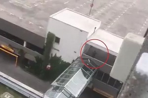 Plinta įrašas, kuriame Miuncheno šaulys ginčijosi su kitu vyru