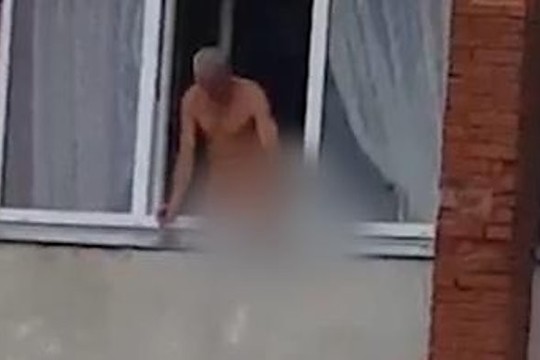 Jurbarko r. gyventojus šiurpina pro langą rūkantis nuogalius