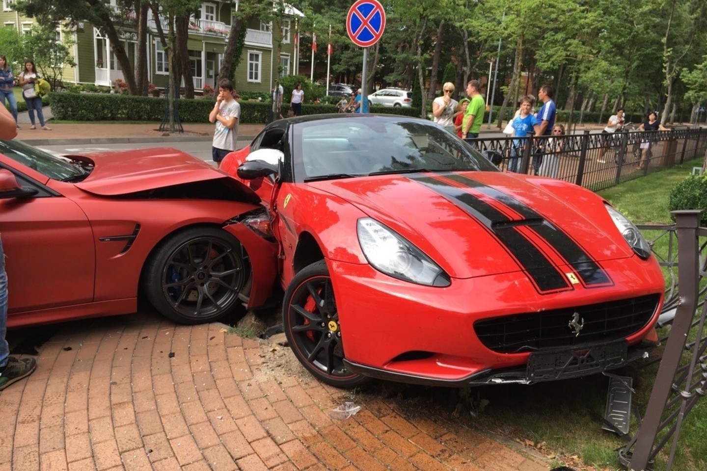 Dviejų prabangių automobilių avarija įvyko sekmadienio popietę Palangoje.<br>U.Kiguolio nuotr.